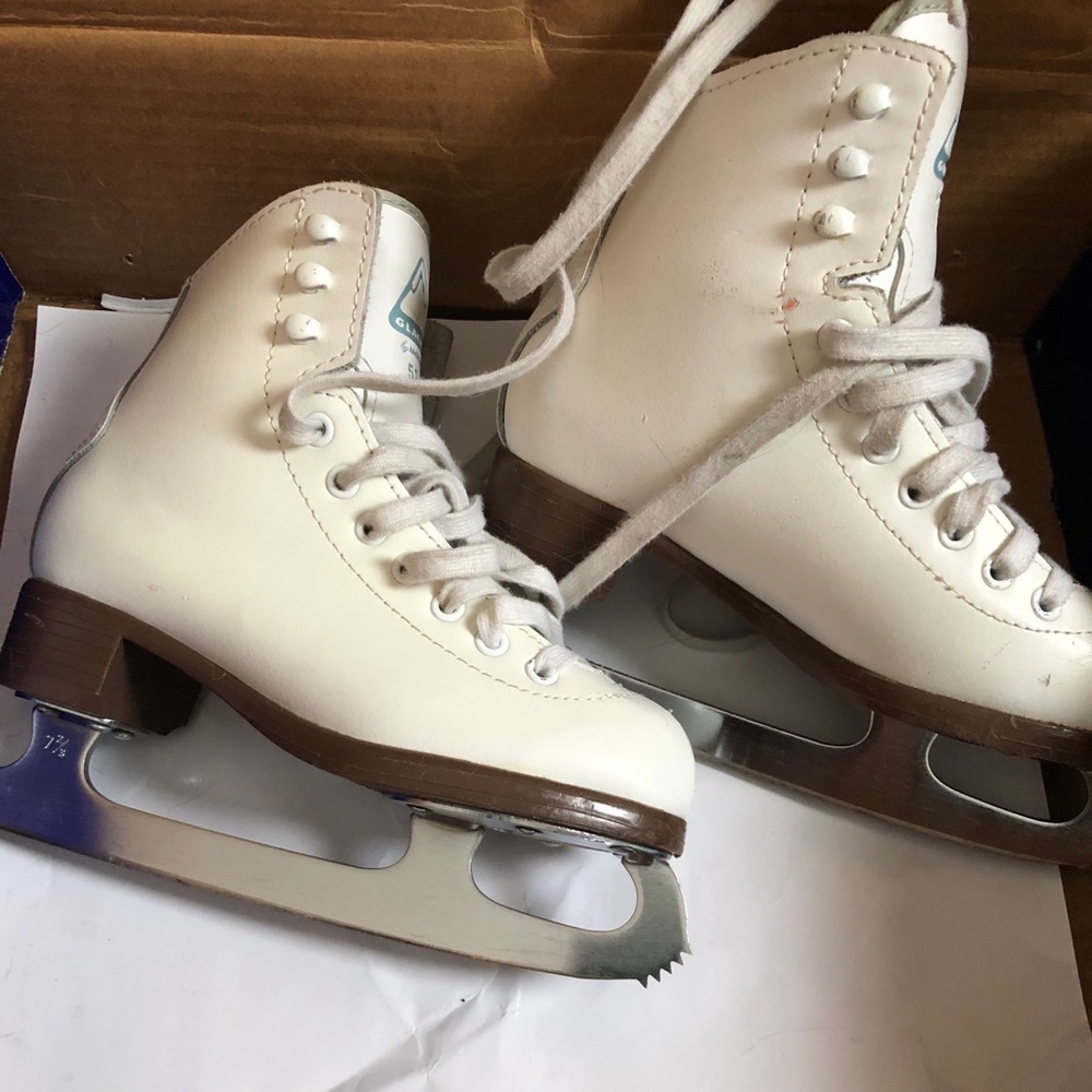 Figure skating for Girls blade 7 1/2 Glacier